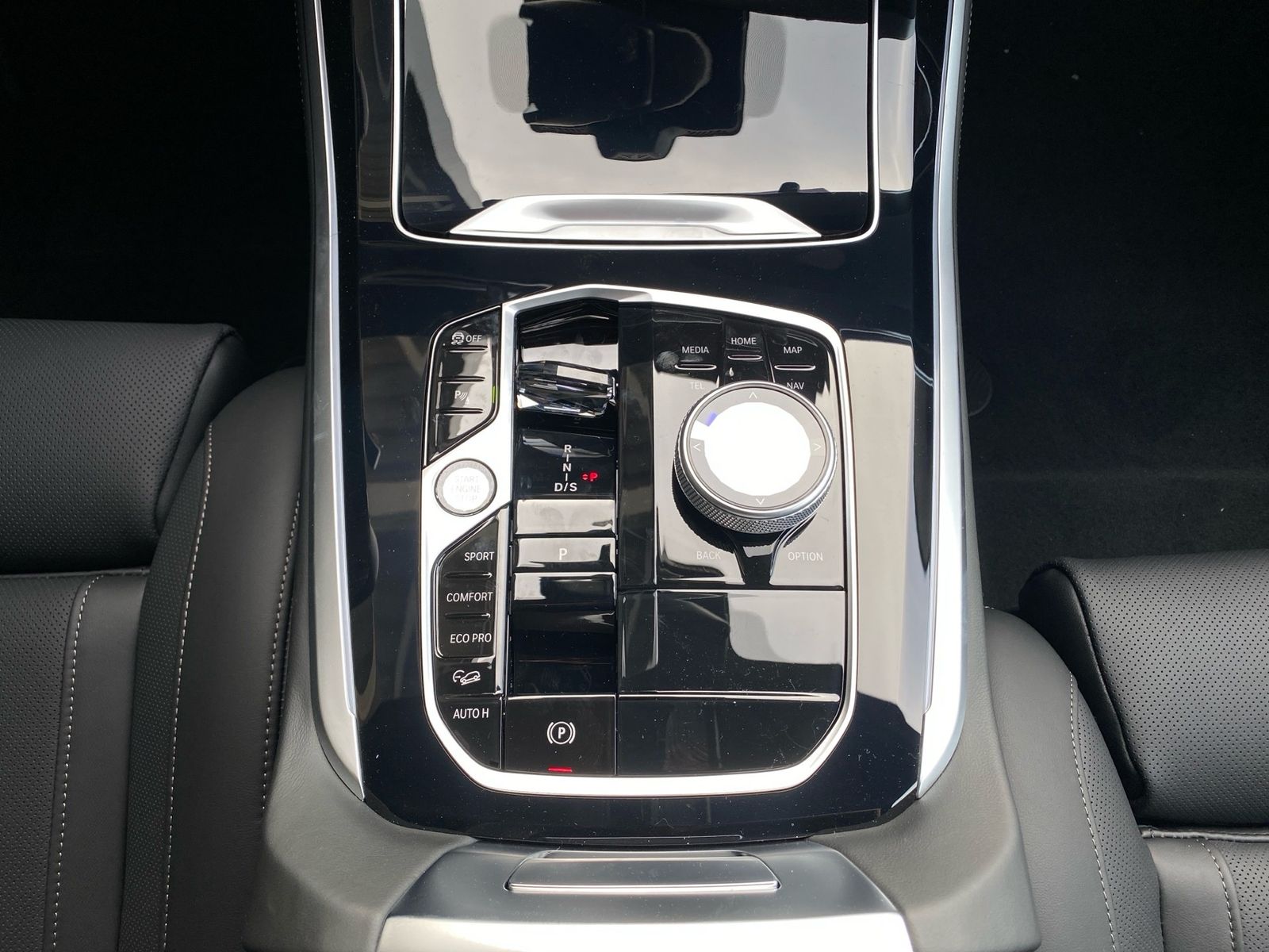 BMW X5 xDrive40d M-Sport B&W KeyLess Pano AHK Air LE