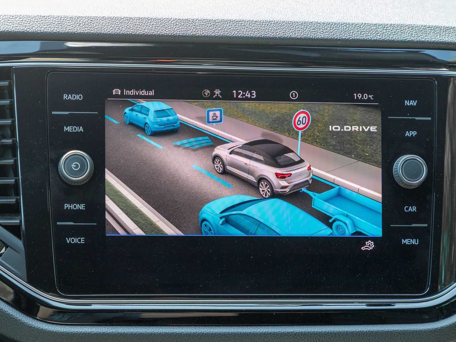 Volkswagen T-Roc 1.5 TSI DSG R-LINE EDITION - Samsaru's Car Outlet