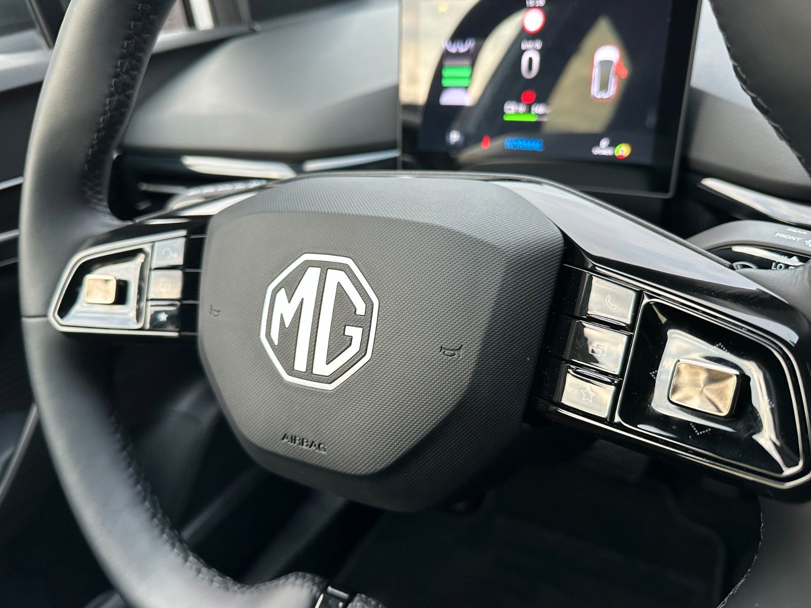 MG4 Luxury Elektro LED Navi Cam Shzg Lkr.Hzg ACC