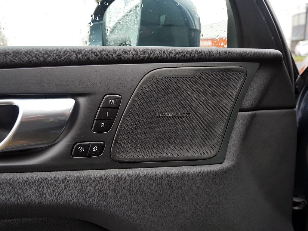 Volvo XC60 B4 Inscription AWD AHK FACEL. STANDHZ LED