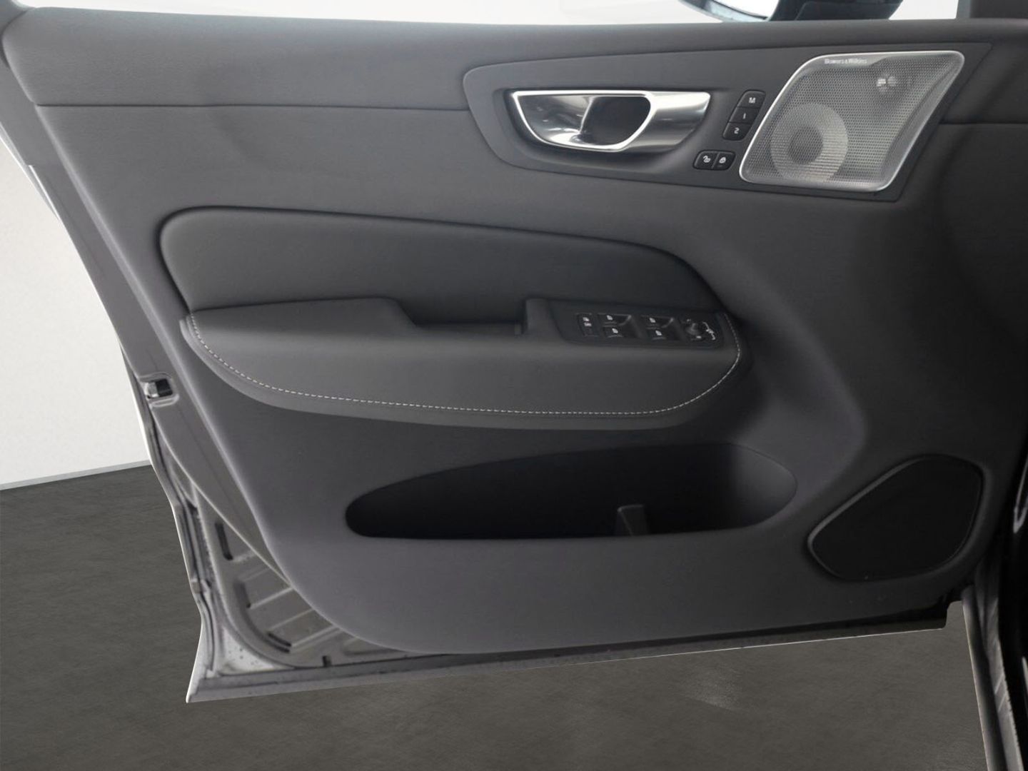 Volvo XC60 T6 Plus Black Edition Plug-In Hybrid AWD - Samsaru's Car Outlet