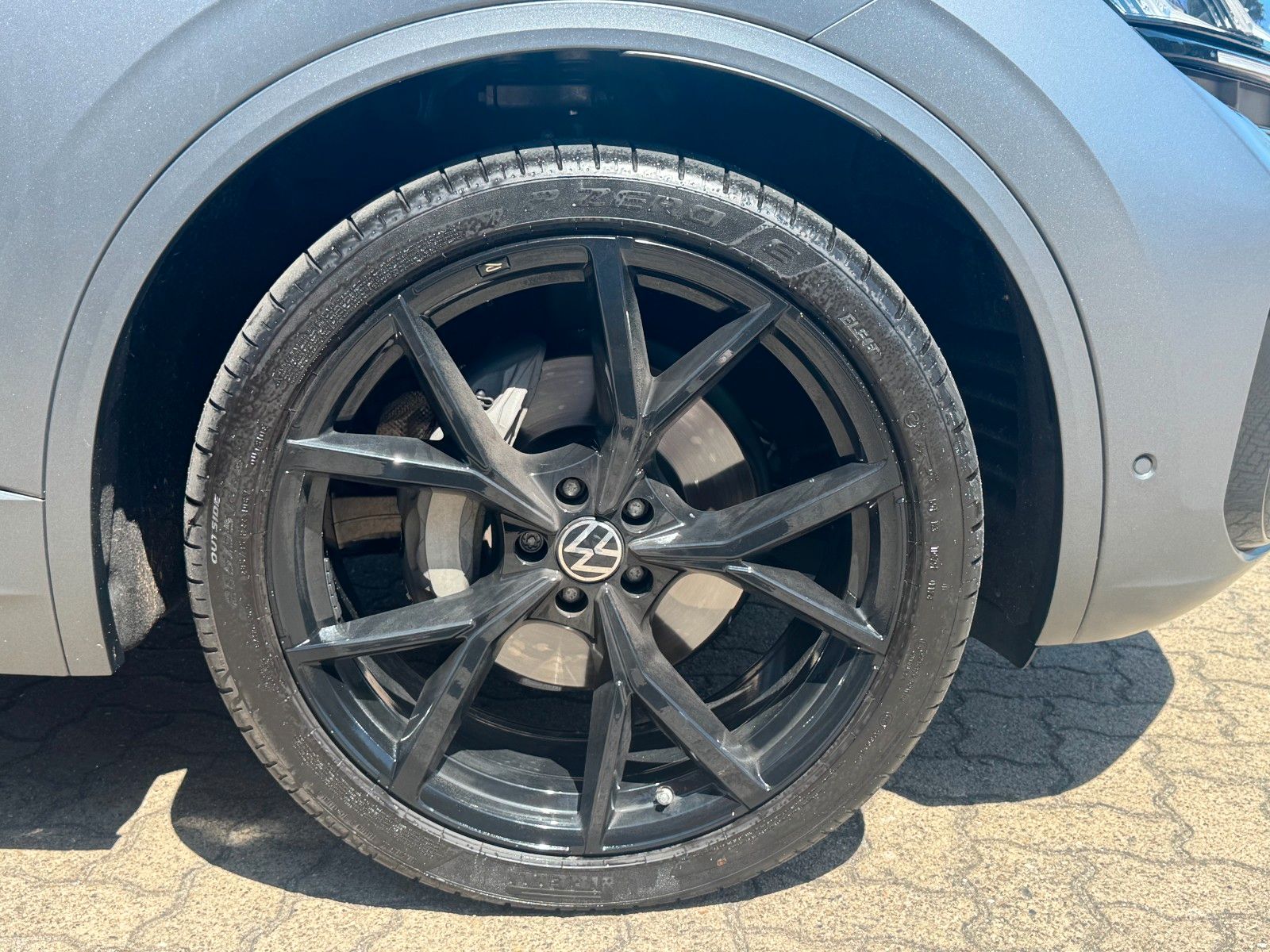 Volkswagen Touareg 3.0 TDI 4Motion R-Line - Samsaru's Car Outlet