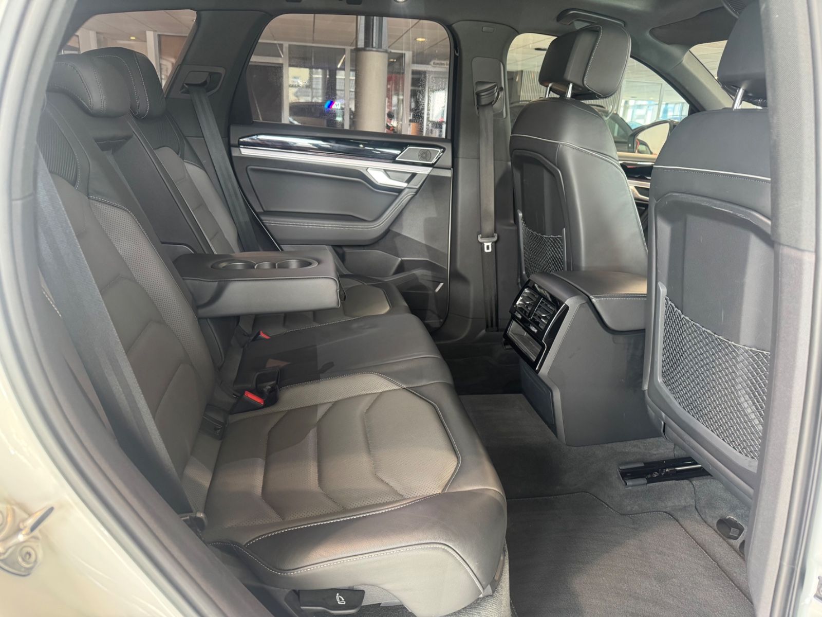 Volkswagen Touareg R-Line Pano IQ LIGHT Exterieur Black Sty