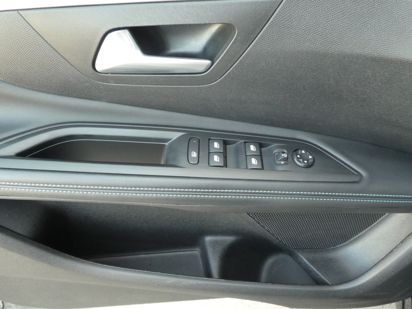 Peugeot 3008 Hybrid 225 Allure, Kamera, Klima, Navi, SHZ