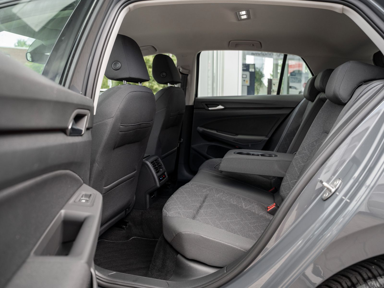 Volkswagen Golf Life 1.5 eTSI DSG - Samsaru's Car Outlet