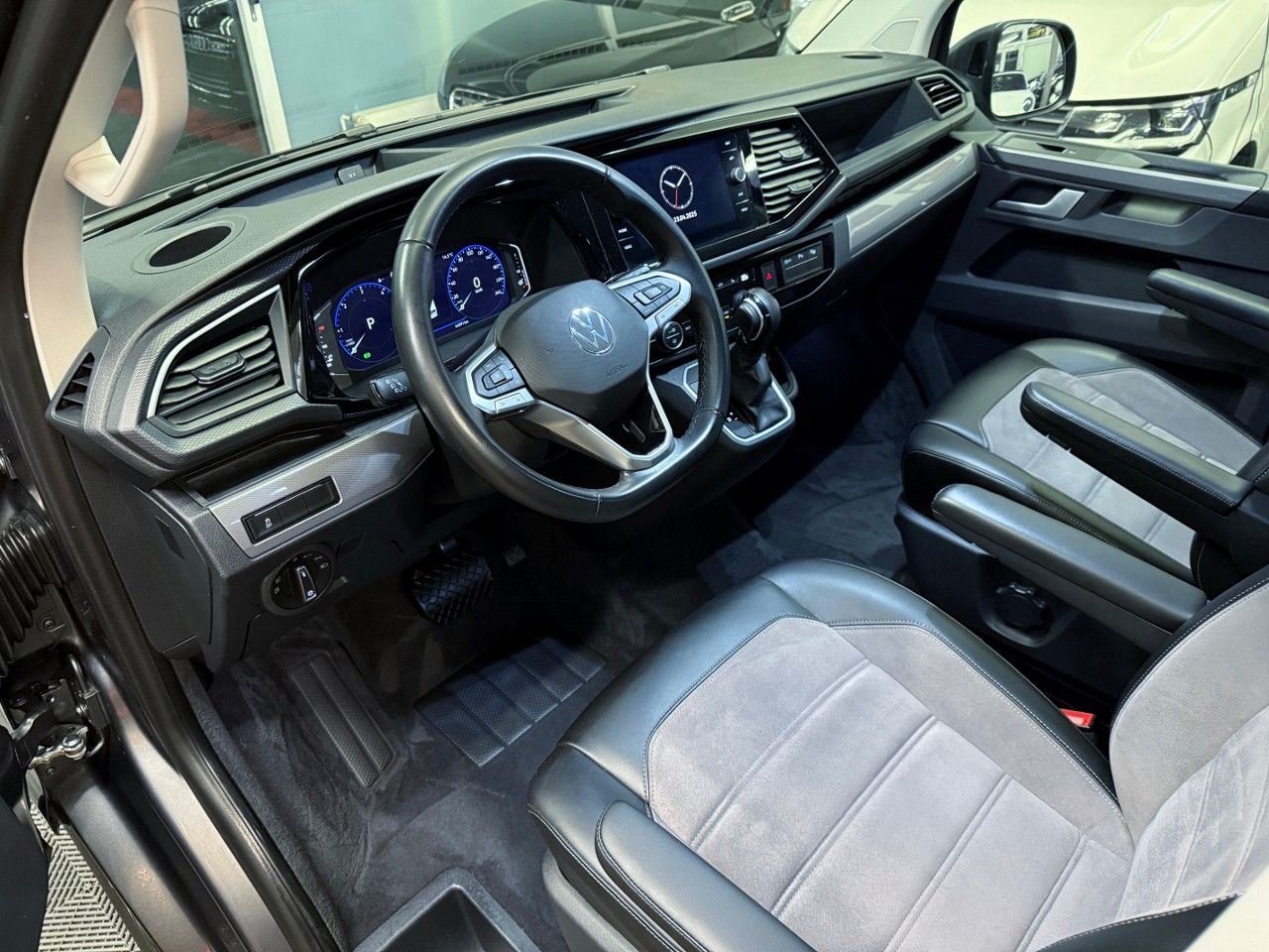 Volkswagen T6.1 Multivan 2.0 TDI DSG 4Motion - Samsaru's Car Outlet