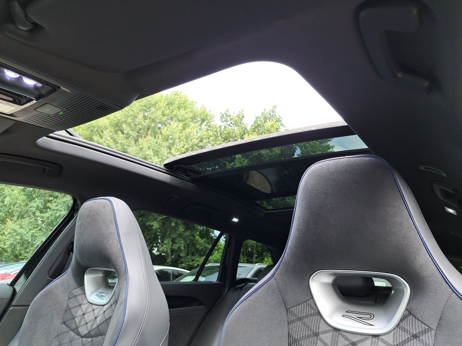 Volkswagen Passat Var. R-Line 1.5 eHybrid DSG AHK PANO 3,99