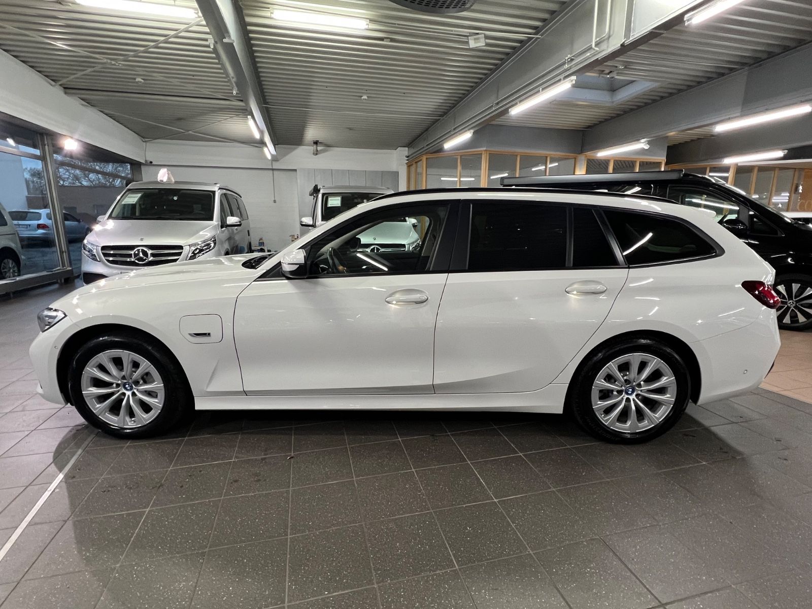 BMW 330 e Touring Advantage - Samsaru's Car Outlet