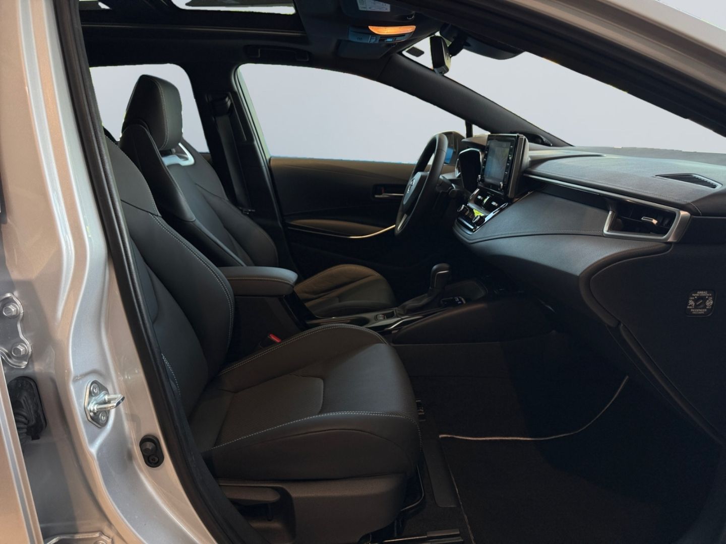 Toyota Corolla 2.0 Hybrid TS Lounge - Samsaru's Car Outlet