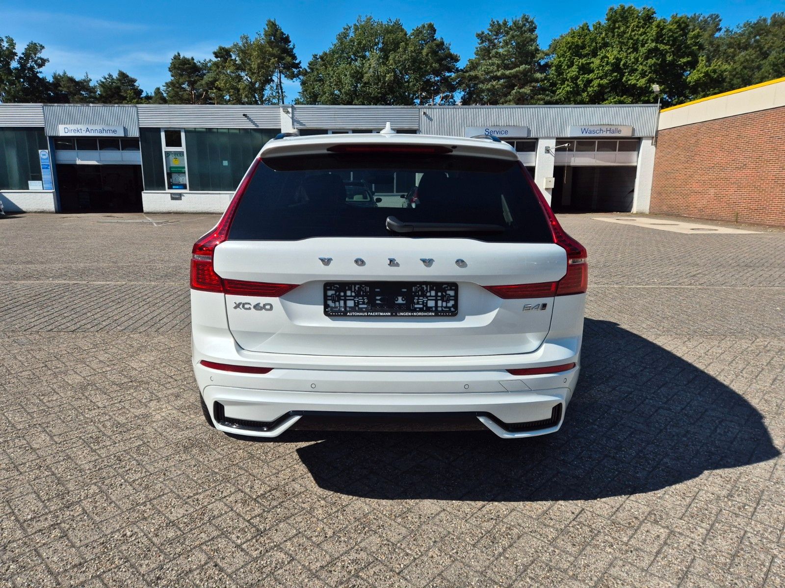 Volvo XC60 Ultimate Dark AWD B4 - Samsaru's Car Outlet