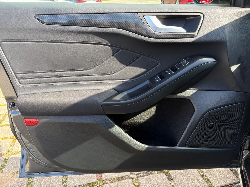 Ford Focus Turnier 1.0 EcoBoost Hybrid Aut. ST-LINE *