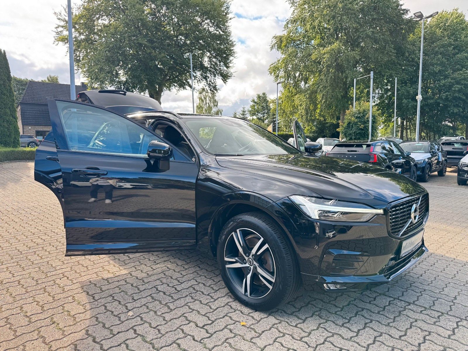 Volvo XC60 B5 D AWD R-DESIGN - Samsaru's Car Outlet