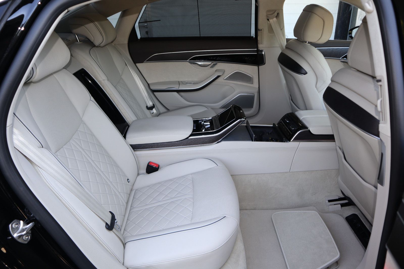 Audi A8L 60 TFSIe lang - Samsaru's Car Outlet