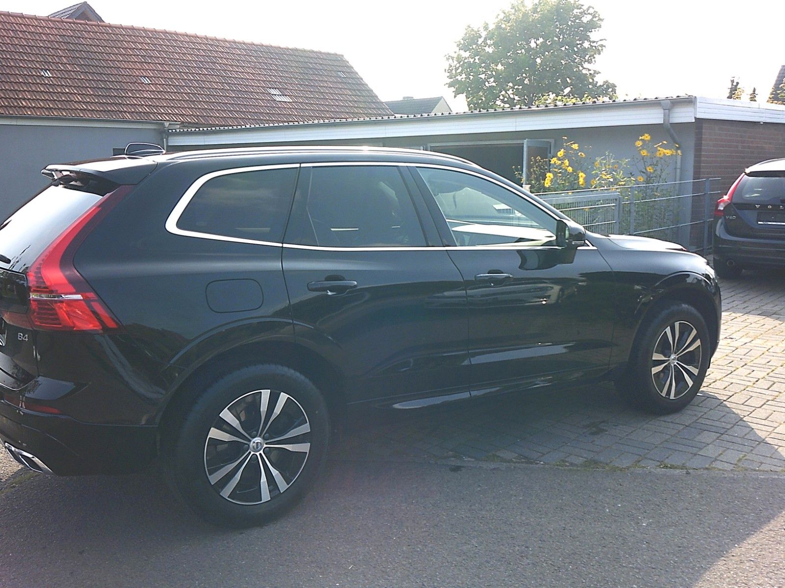 Volvo XC60 Momentum Pro 2WD - Samsaru's Car Outlet