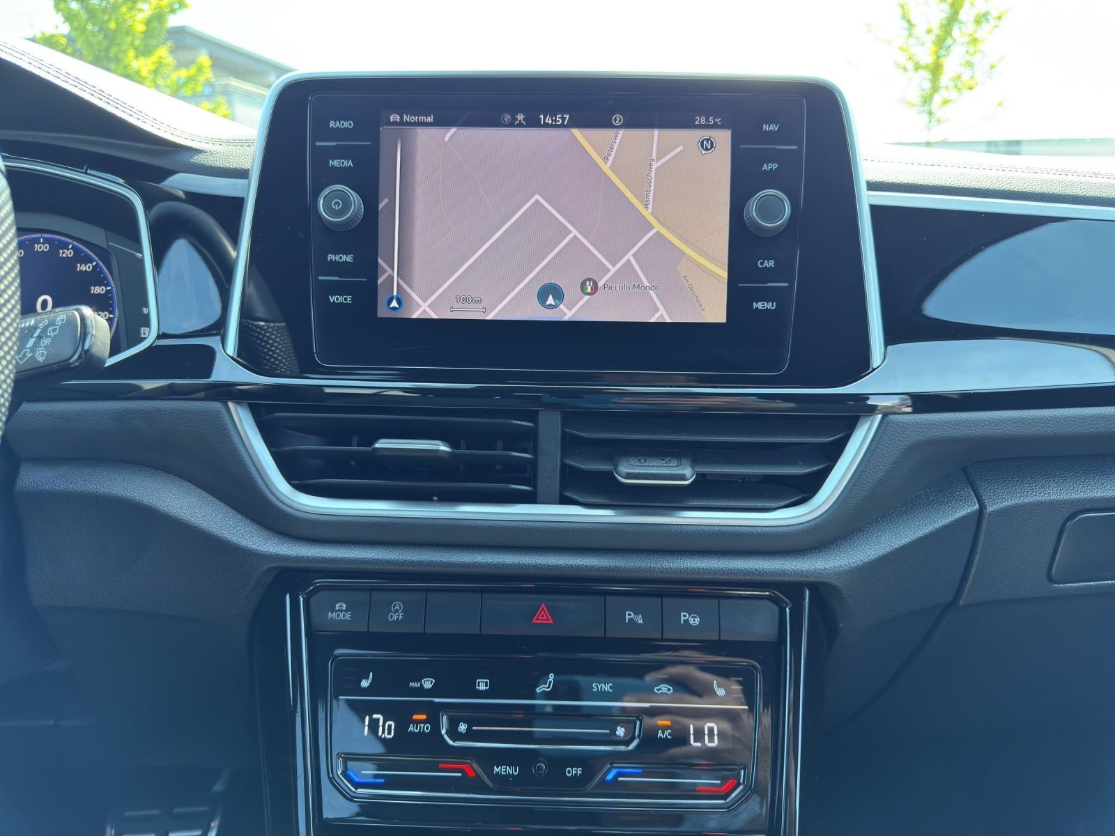 Volkswagen T-Roc 1.5 TSI DSG R-LINE - Samsaru's Car Outlet