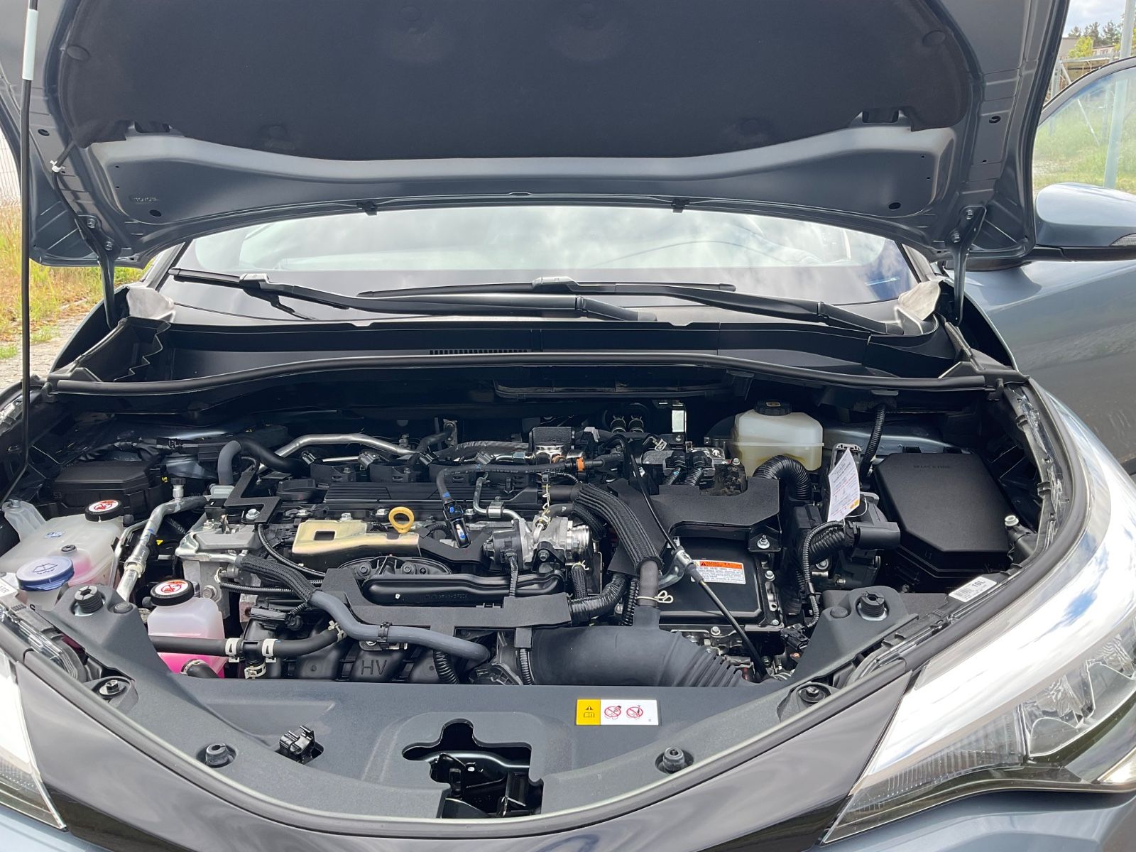 Toyota C-HR Hybrid - Samsaru's Car Outlet