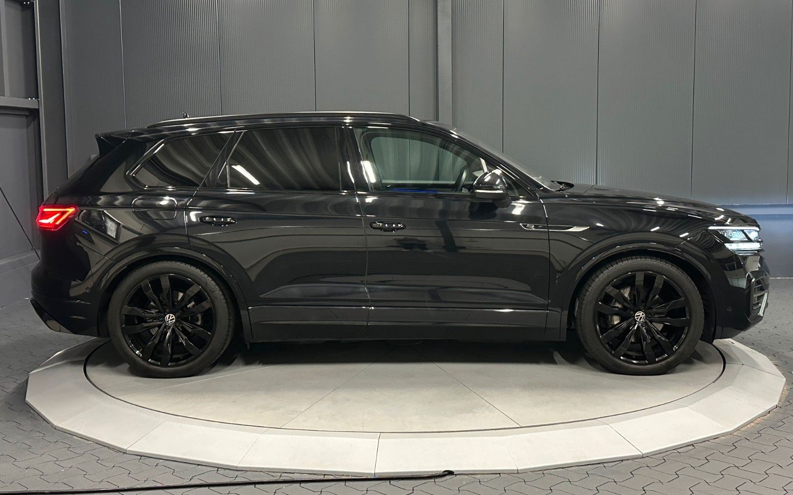 Volkswagen Touareg R-Line - Samsaru's Car Outlet