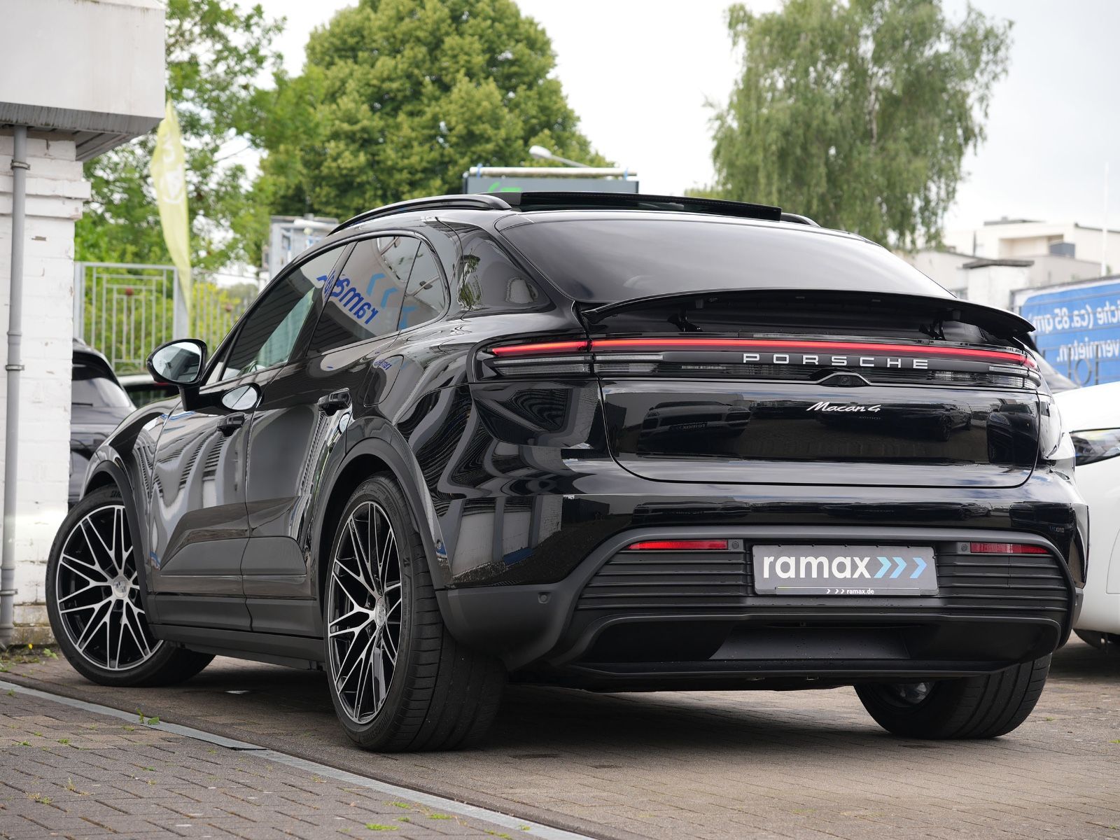 Porsche Macan 4 - Samsaru's Car Outlet