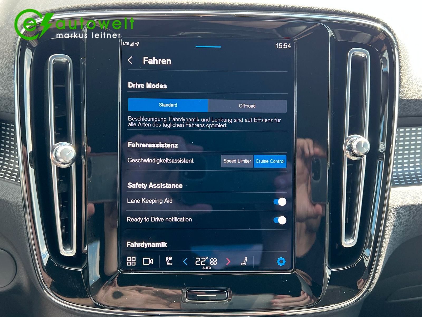 Volvo XC40 Recharge P8 AWD R-Design - Samsaru's Car Outlet