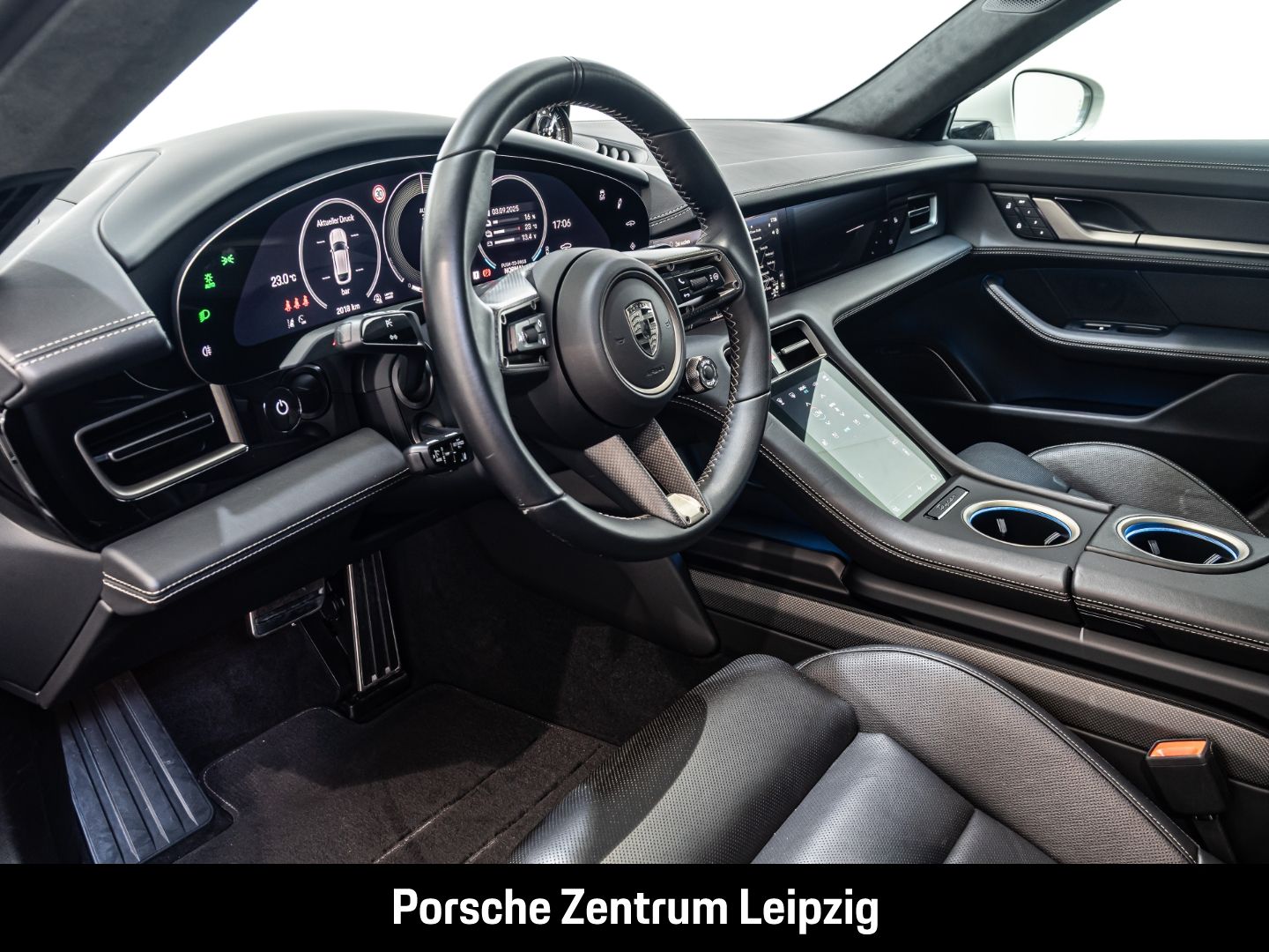 Porsche Taycan Turbo S Cross Turismo ActiveRide Burmeste