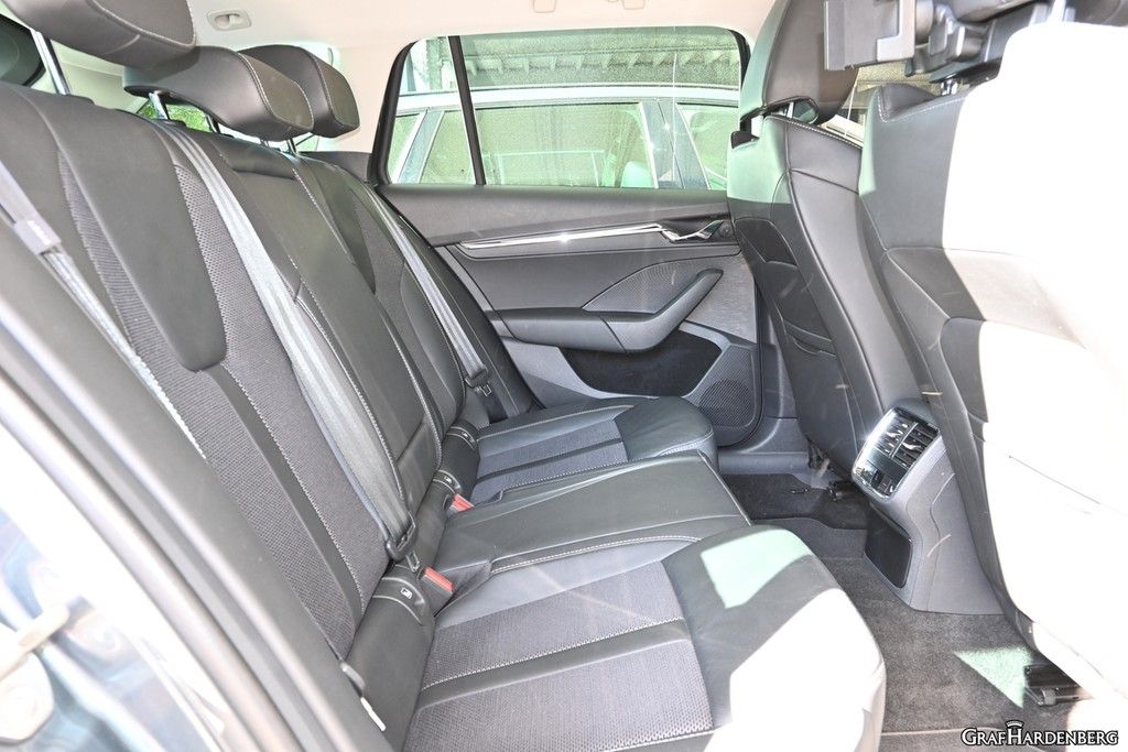 Skoda Octavia Combi 2.0 TDI DSG Style - Samsaru's Car Outlet