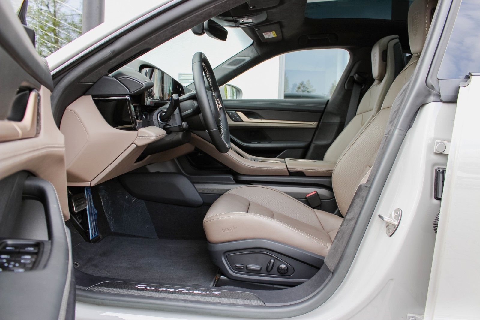 Porsche Taycan Turbo S / ENTERTAINMENT / BEIFAHRER DISP.