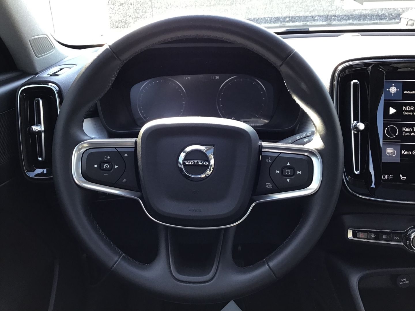 Volvo XC40 T3 Momentum Pro - Samsaru's Car Outlet