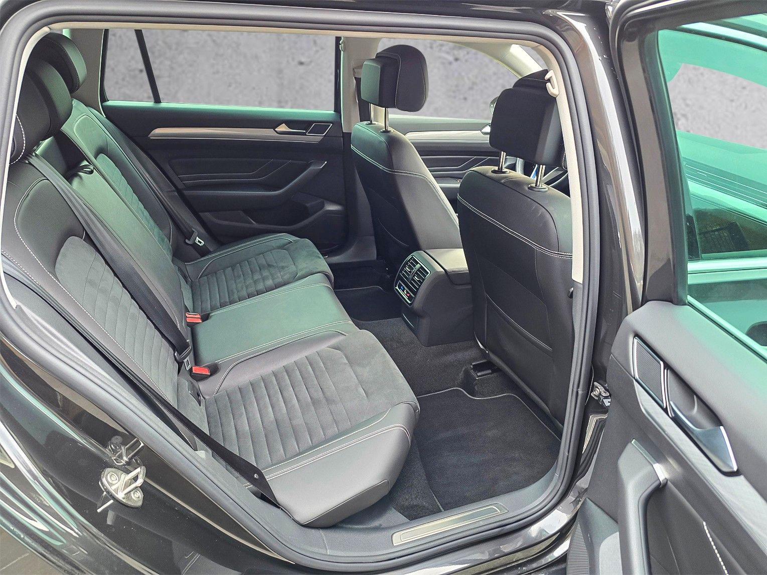 Volkswagen Highline 1.4 GTE DSG - Samsaru's Car Outlet
