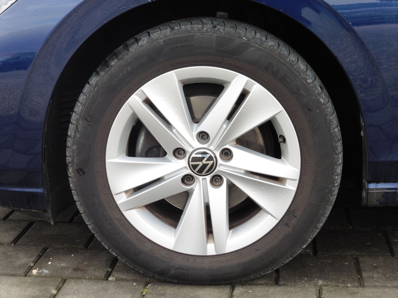 Volkswagen Golf 2.0 TDI LIFE - Samsaru's Car Outlet