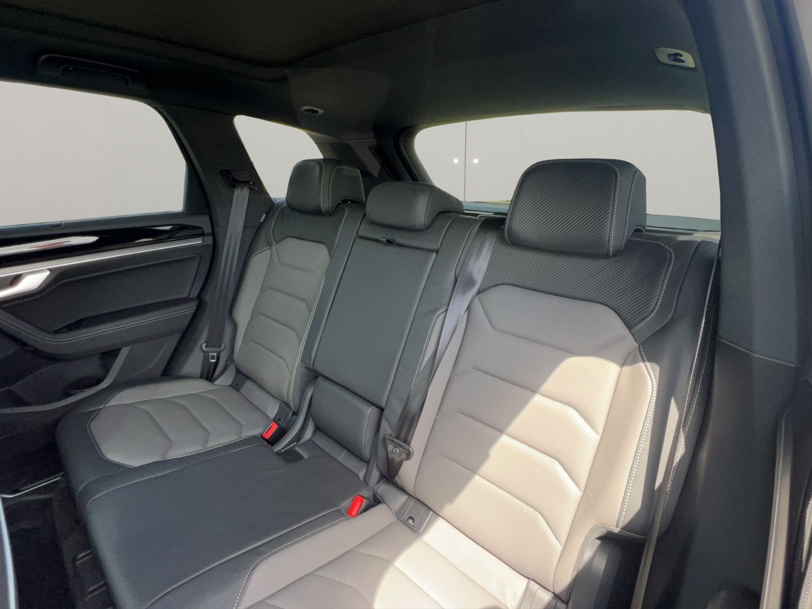 Volkswagen Touareg 3.0 l V6 TDI SCR R-Line 4MOTION - Samsaru's Car Outlet