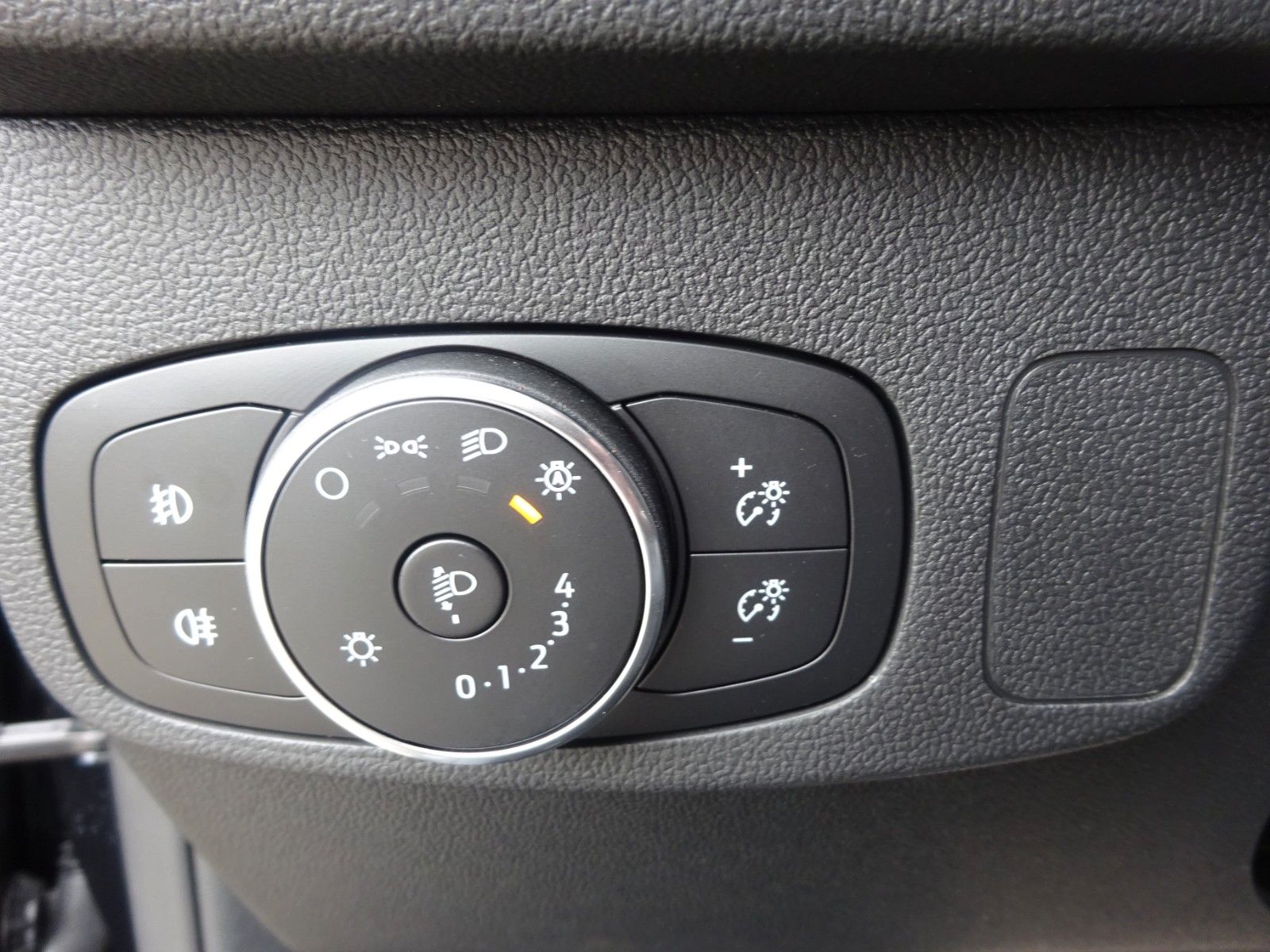 Ford Focus Turnier ST-Line X Autom AHK iACC HuD