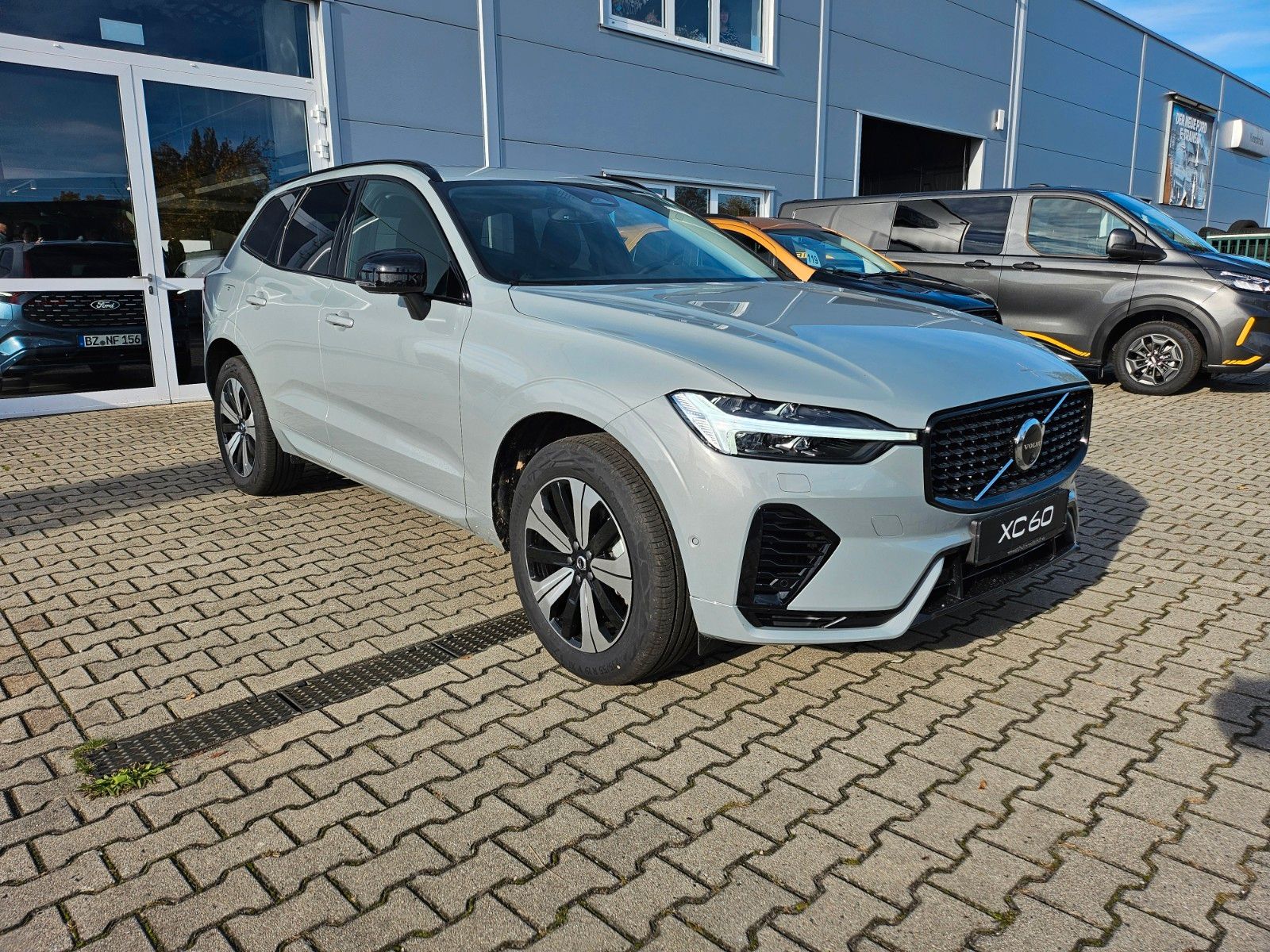 Volvo XC60 Plus Dark Recharge Plug-In Hybrid AWD