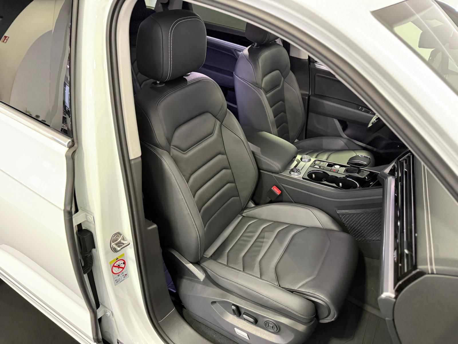 Volkswagen Touareg Elegance 4Motion - Samsaru's Car Outlet