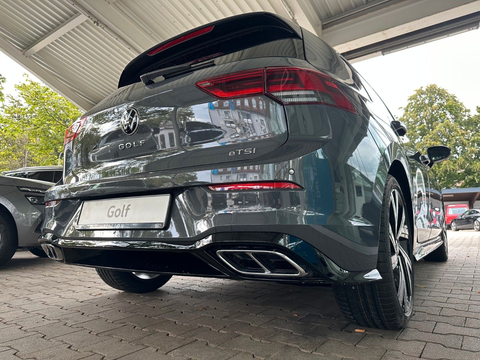 Volkswagen Golf VIII 1.5 eTSI OPF DSG R-Line - Samsaru's Car Outlet