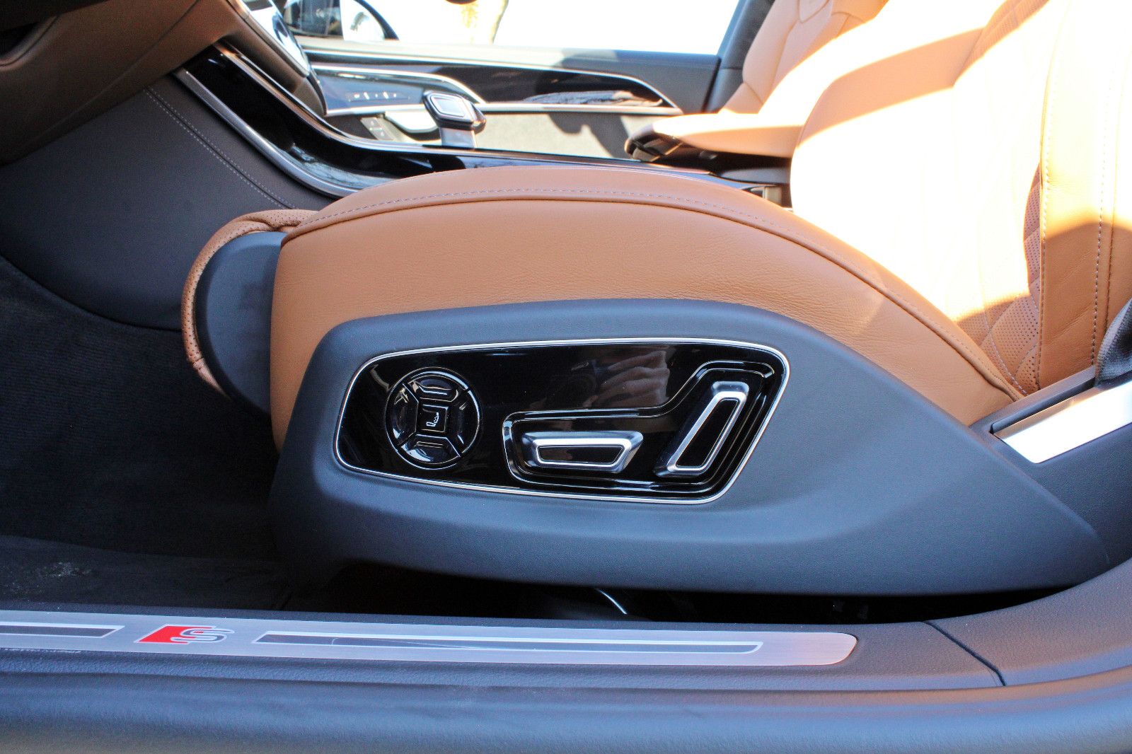Audi A8 Lang 55TFSI PANO AHK FONDPAKET DIGITAL LED" → "Audi A8 Lang 55TFSI - Samsaru's Car Outlet