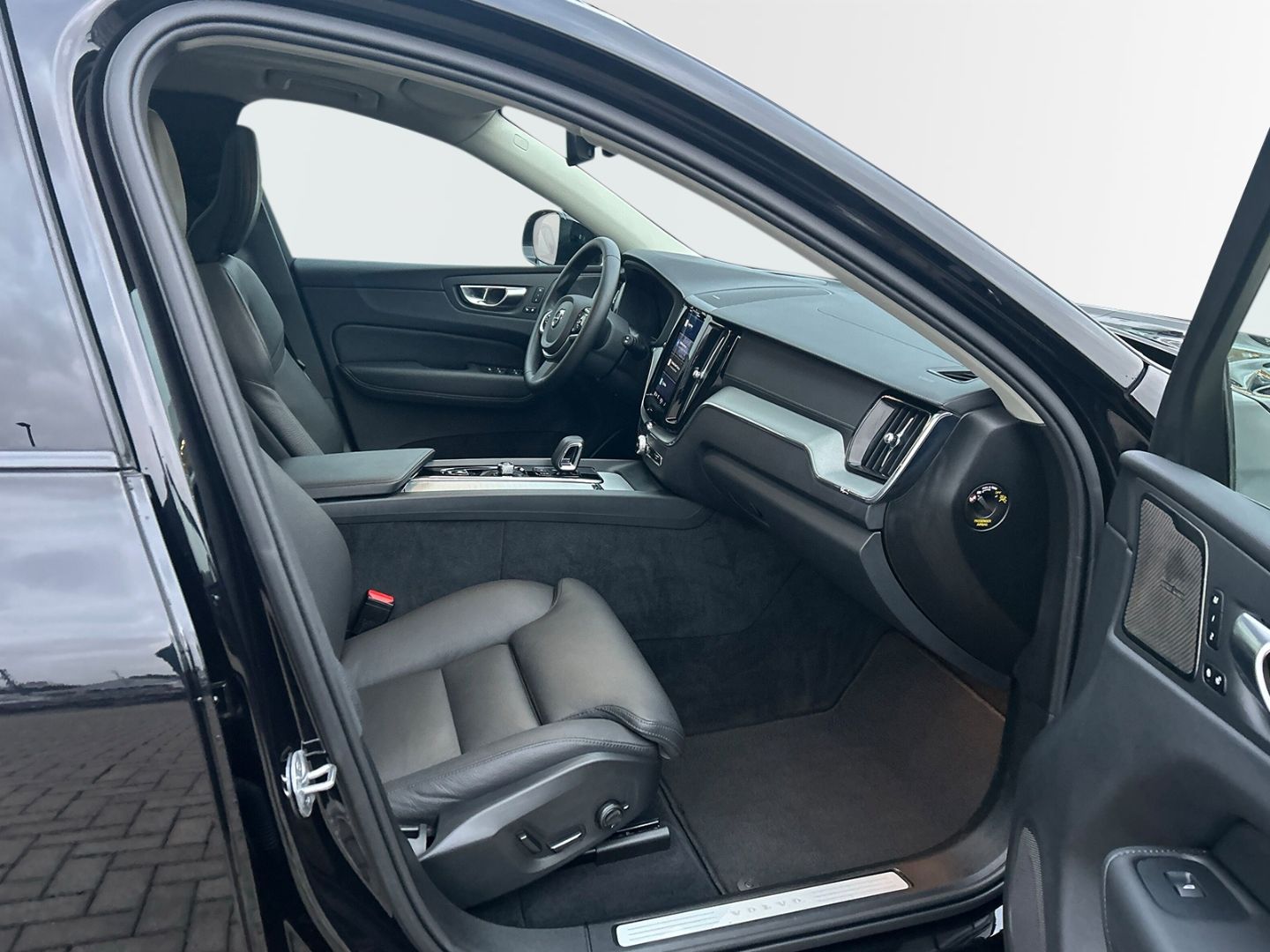 Volvo XC60 B5 Benzin AWD Ultra Dark 21'' AHK Luft 360