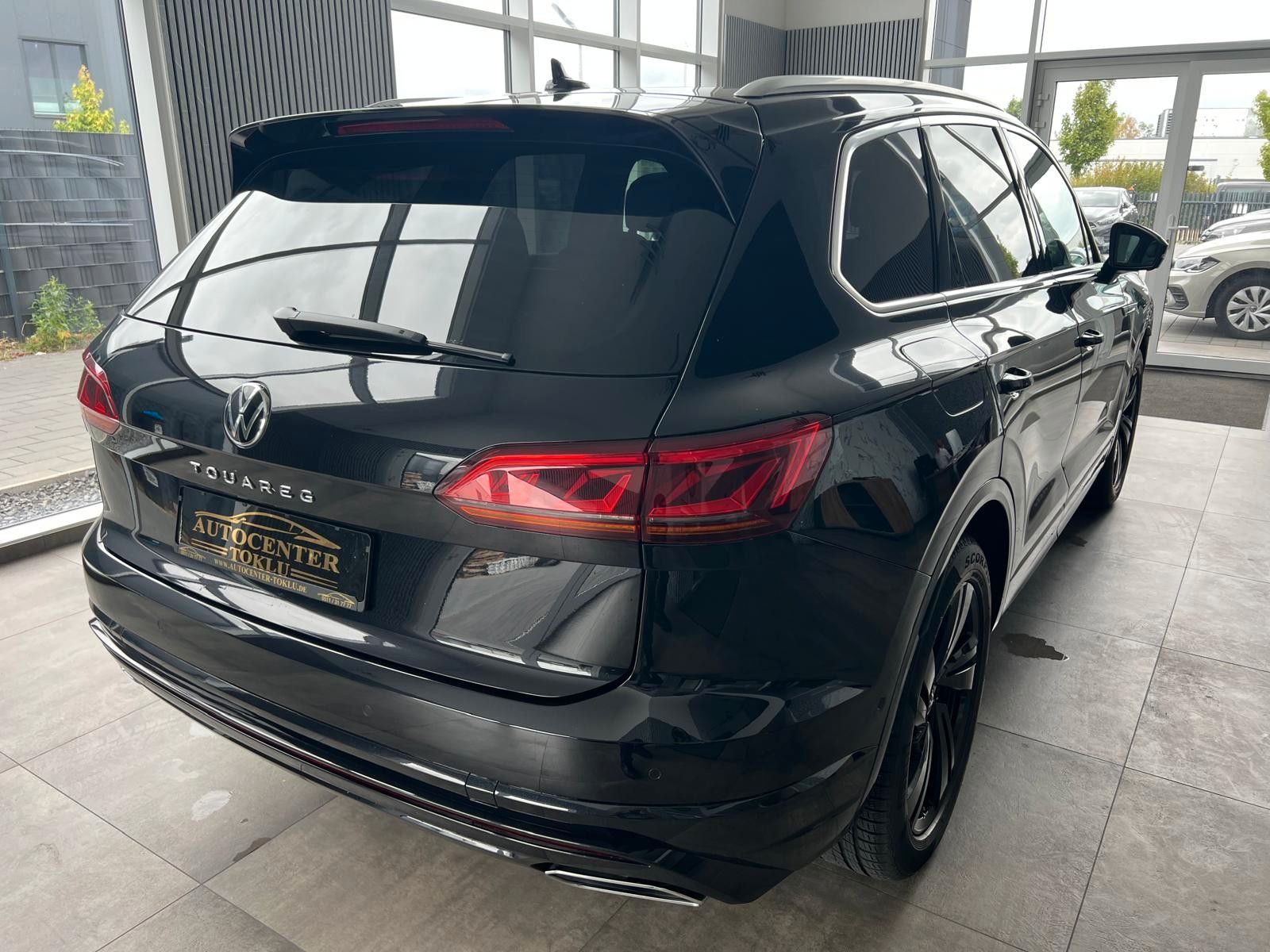 Volkswagen Touareg 3.0 TDI R-Line 4M - Samsaru's Car Outlet
