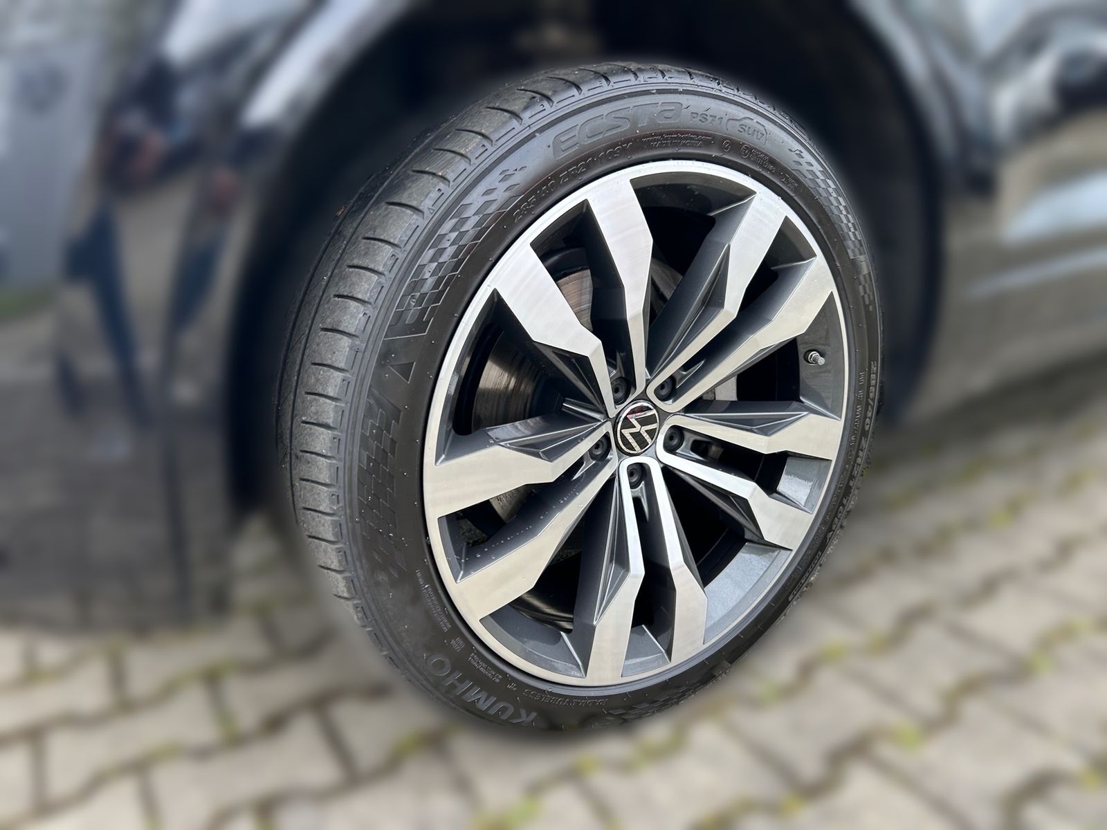 Volkswagen Touareg 3.0 TDI 4M R-Line - Samsaru's Car Outlet