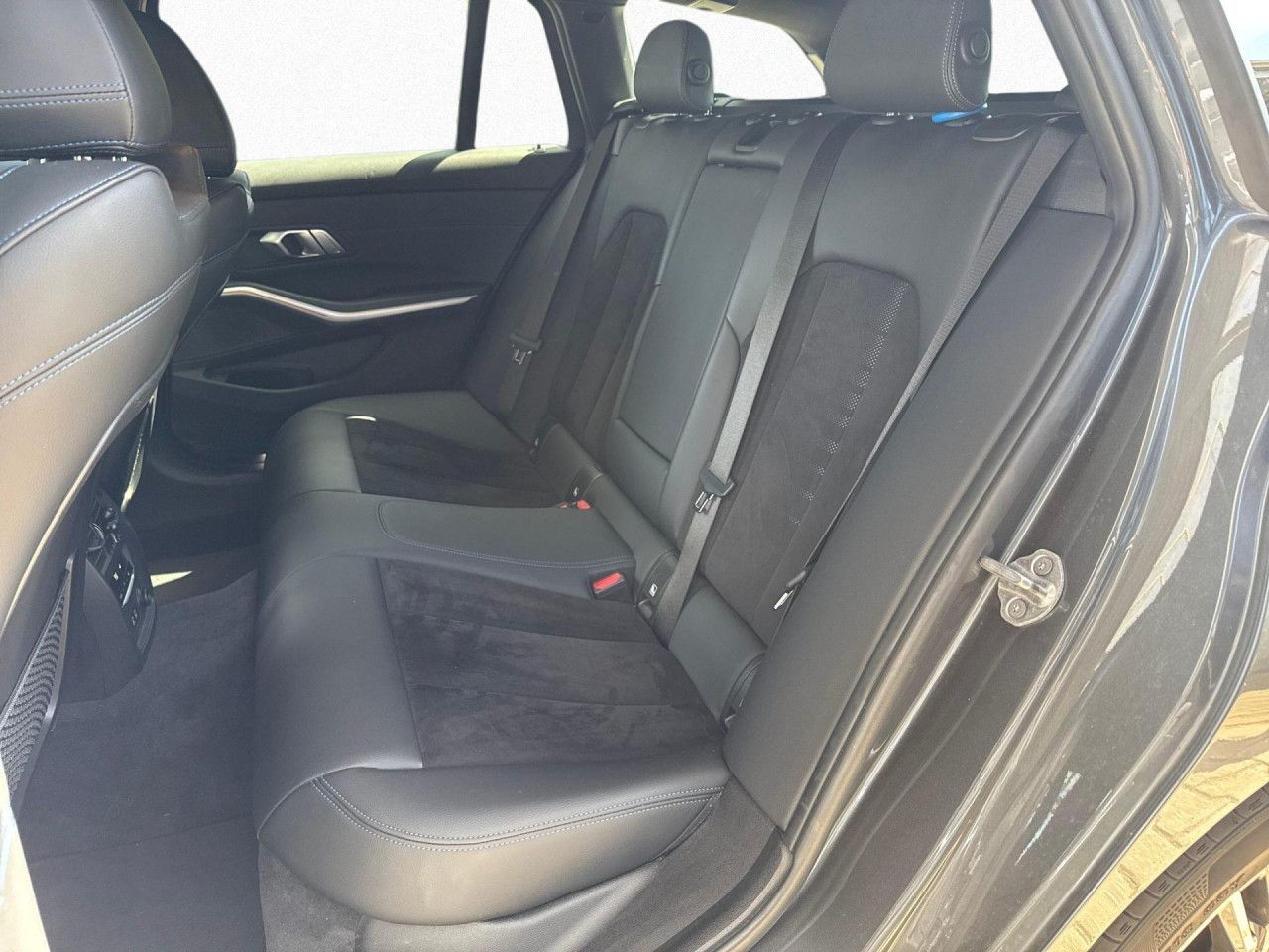 BMW 320d Touring xDrive M Sport - Samsaru's Car Outlet