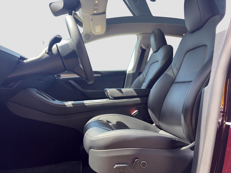 Tesla Model Y LONG RANGE+AHK+AWD+SPURWECHSEL+PANO