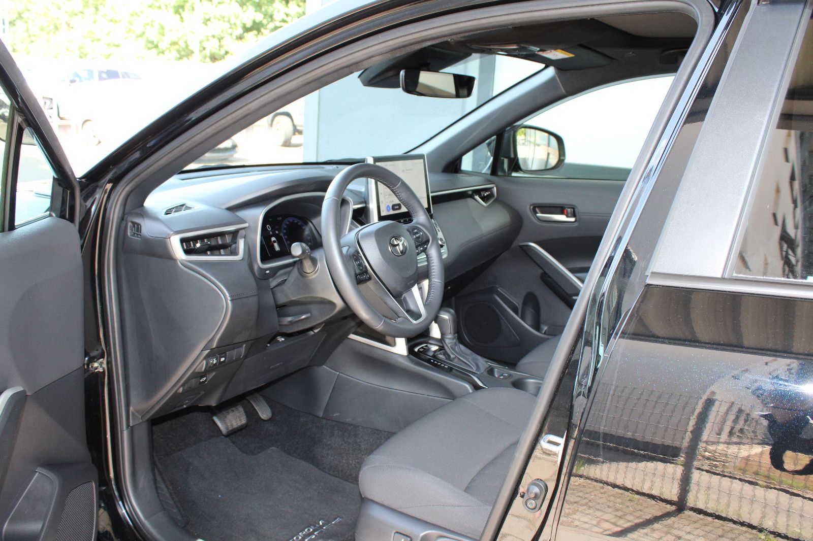 Toyota Corolla Cross 2.0 Hybrid AWD - Samsaru's Car Outlet