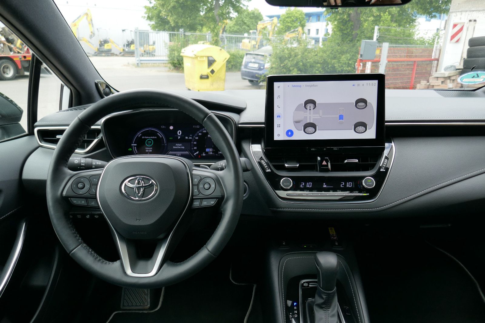 Toyota Corolla 2.0 Hybrid Lounge - Samsaru's Car Outlet
