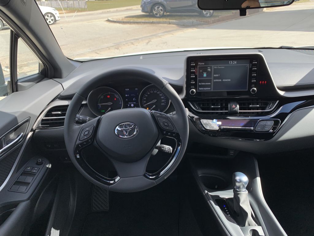 Toyota C-HR Hybrid Flow - Samsaru's Car Outlet