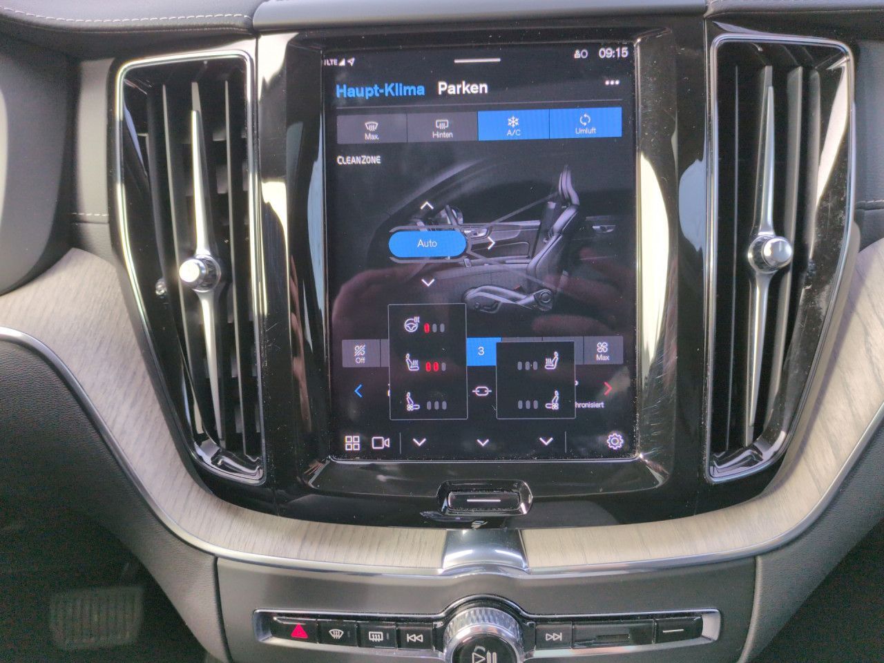 Volvo XC60 T8 Recharge Ultra Dark Plug-In Hybrid AWD