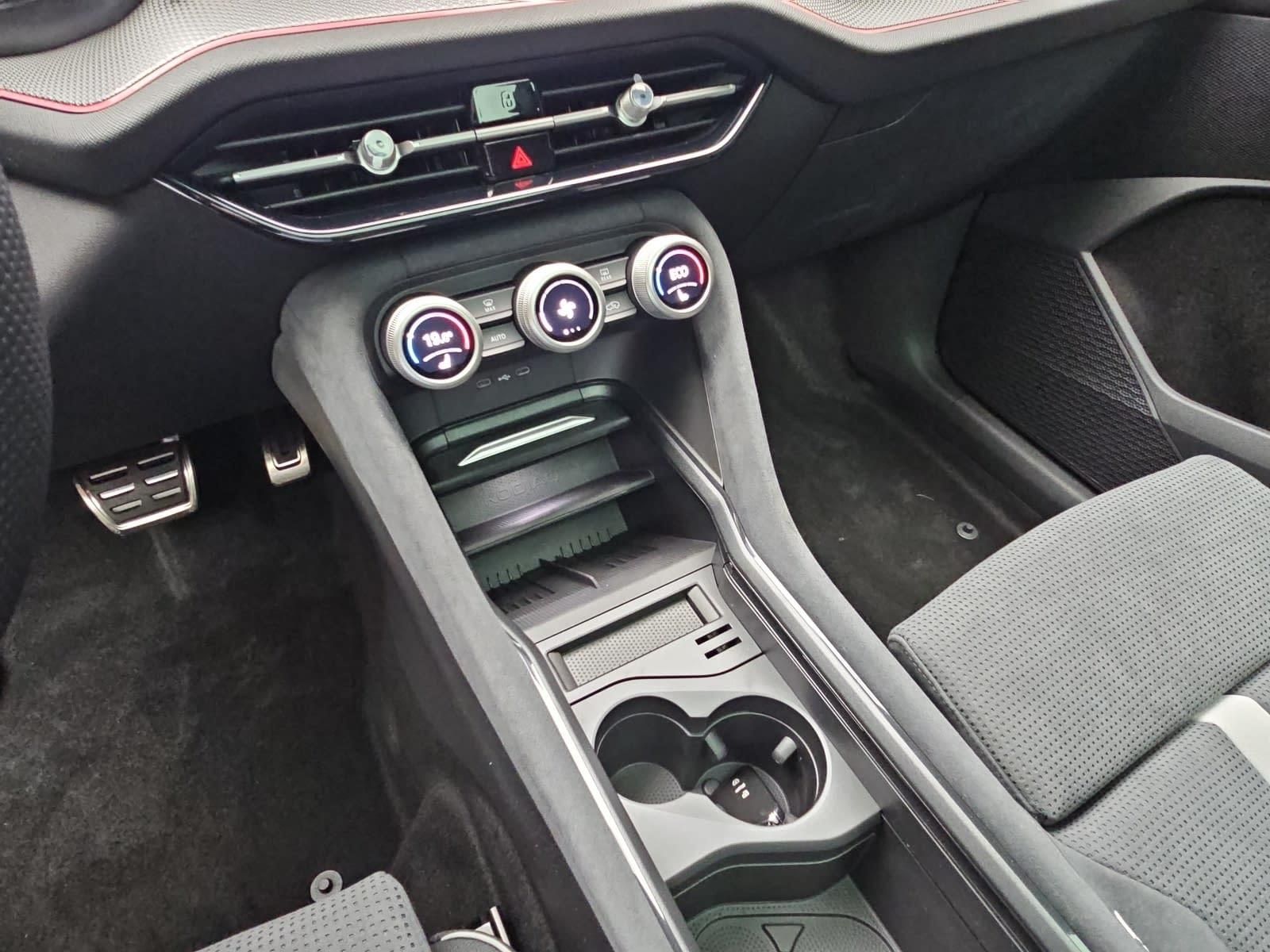Skoda 1.5 TSI DSG IV PHEV SPORTLINE AHK PANO LM