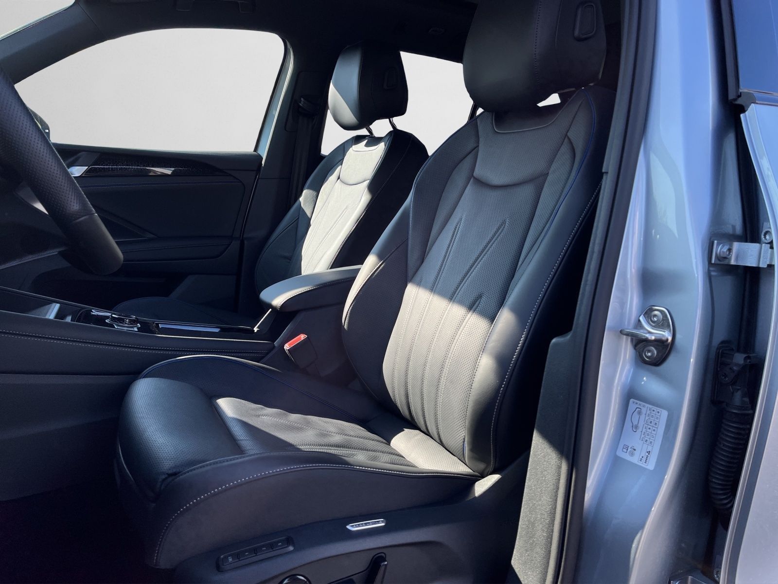 Volkswagen Tiguan 1.5 eHybrid DSG R-Line AHK+Pano+HuD+Leder