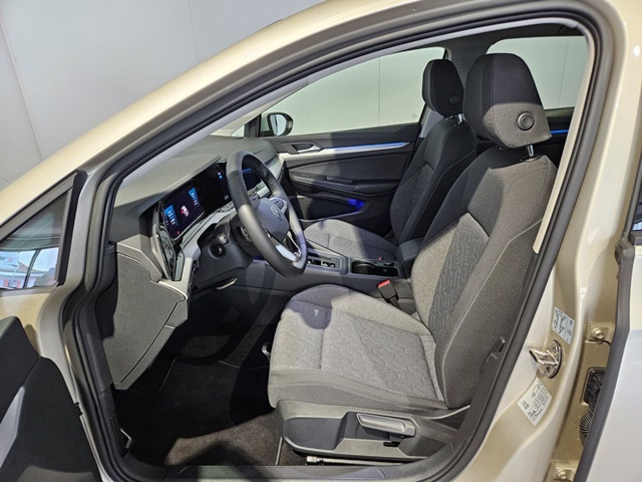 Volkswagen Golf 1.5 eTSI Move - Samsaru's Car Outlet