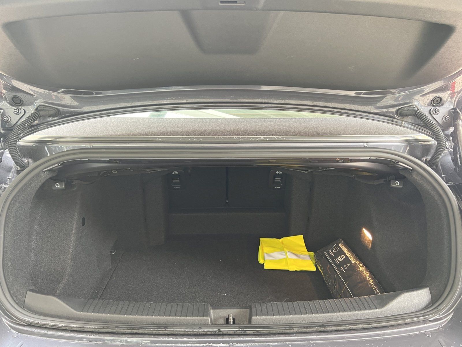 Volkswagen T-Roc 1.5 TSI R-Line - Samsaru's Car Outlet