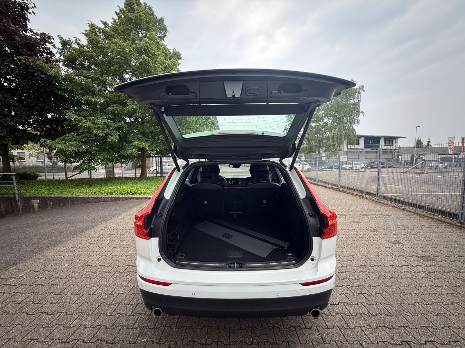 Volvo XC60 Momentum Pro AWD - Samsaru's Car Outlet