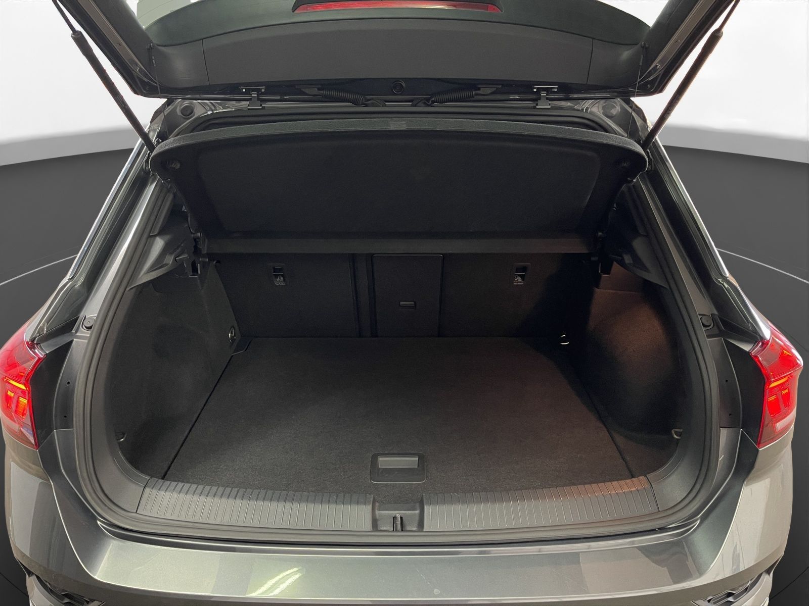 Volkswagen T-Roc 2.0 TDI R-line - Samsaru's Car Outlet